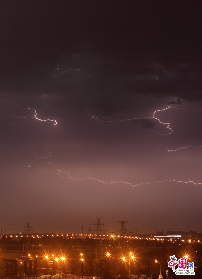 【高清图集】北京又遇雷电夜 白日烤肉串夜间