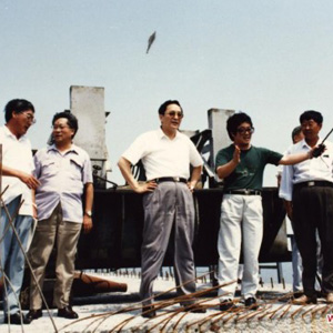 俞正聲同志照片集            1994年，時任山東省委常委、青島市委書記的俞正聲考察青島跨海高速公路的建設情況。