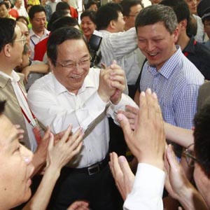 俞正聲同志照片集            2012年6月10日，中共中央政治局委員、上海市委書記俞正聲在第一屆上海市民運動會開幕式上與當地市民交流。