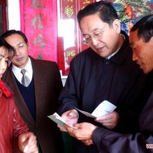 俞正聲同志照片集            2002年1月11日，湖北省委書記俞正聲在考察湖北嘉魚縣時，與當地農民交流。