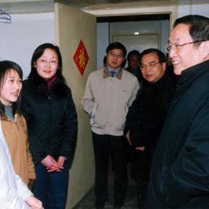 俞正聲同志照片集            2005年5月16日，中共中央政治局委員、湖北省委書記俞正聲在武漢大學學生宿舍與學生們交談。