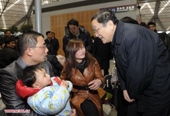 俞正聲同志照片集            2010年2月11日，中共中央政治局委員、上海市委書記俞正聲在上海火車南站視察春運工作時與旅客交談。