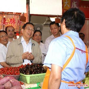 俞正聲同志照片集            2010年6月17日，中共中央政治局委員、上海市委書記俞正聲視察上海市徐匯區。