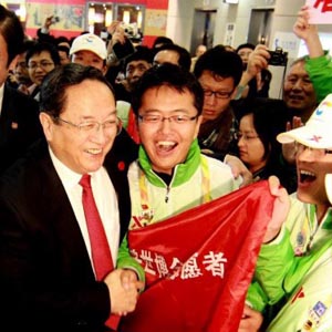 俞正聲同志照片集            2010年10月31日，中共中央政治局委員、上海市委書記俞正聲看望上海世博會的志願者。