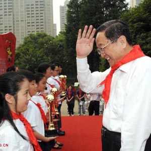 俞正聲同志照片集            2011年5月31日，中共中央政治局委員、上海市委書記俞正聲為上海市“十佳少先隊員”獲獎學生頒獎。