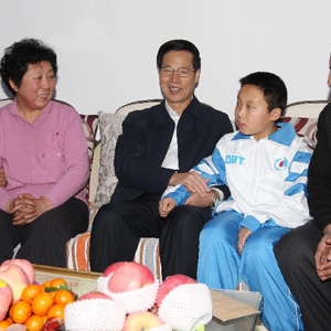 張高麗同志照片集            2012年1月16日，張高麗來到天津市北辰區雙街鎮雙街新村看望慰問困難戶鮑振興一家。