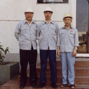 張高麗同志照片集            1984年3月9日，張高麗（中）在中國石化總公司茂名石油工業公司煉油廠加氫裂化裝置調研。