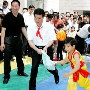 張高麗同志照片集            2005年6月1日，張高麗來到山東省濟南市婦女兒童活動中心看望小朋友們。 