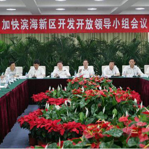 張高麗同志照片集            2007年7月3日，張高麗主持召開天津市加快濱海新區開發開放領導小組第一次會議，研究部署有關工作。