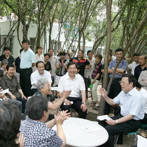 張高麗同志照片集            2008年6月26日，張高麗（前右一）明察暗訪來到天津市河西區越秀路街教師村社區與居民群眾親切交談，征求對二十項民心工程和對市委工作的意見建議。