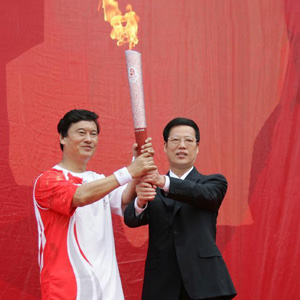 張高麗同志照片集            2008年8月1日，張高麗將奧運火炬傳遞給天津市第一名火炬手——全國勞動模范、天津港工人孔祥瑞。