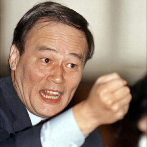王岐山同志照片集            1999年3月，王岐山在九屆全國人大二次會議廣東代表團會議上發言。