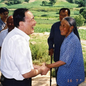 王岐山同志照片集            2003年1月7日，王岐山在海南省陵水縣看望慰問困難群眾。
