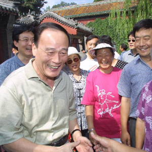王岐山同志照片集            2003年6月28日，防治“非典”期間，王岐山在北海公園與北京市民共度周末。