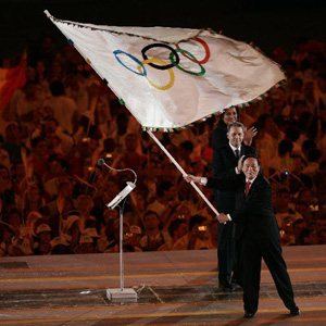 王岐山同志照片集            2004年8月30日，王岐山在雅典奧運會閉幕式上接過奧運會會旗。