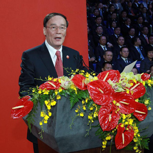 王岐山同志照片集            2010年10月31日，王岐山在上海世博會閉幕式上致辭。