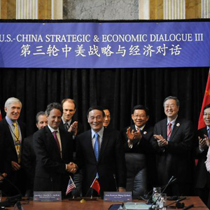 王岐山同志照片集            2011年5月10日，王岐山出席第三輪中美戰略與經濟對話簽約儀式。
