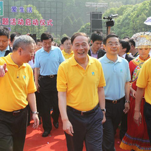 王岐山同志照片集            2012年5月19日，王岐山在湖南張家界出席2012“中國旅游日”主題活動啟動儀式。