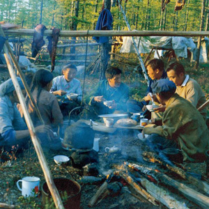 劉雲山同志照片集            1981年秋，劉雲山（中）作為新華社記者在內蒙古敖魯古雅採訪時與鄂溫克獵民促膝交談。
