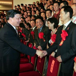 劉雲山同志照片集            2004年7月19日，劉雲山在北京人民大會堂接見全國中青年德藝雙馨文藝工作者表彰大會與會代表。