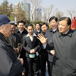 劉雲山同志照片集            2009年3月25日，劉雲山在山東省濰坊市和市民親切交談。