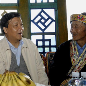 劉雲山同志照片集            2010年7月17日，劉雲山在西藏自治區林芝縣魯朗鎮與平措一家親切交談。