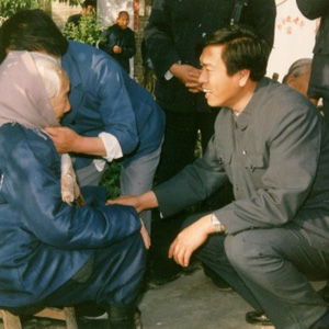 張德江同志照片集            時任民政部副部長、黨組副書記張德江在農村調研期間，看望河南一位百歲老人。