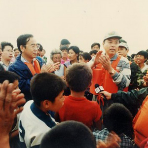 張德江同志照片集            1998年8月20日，時任吉林省委書記張德江在賚縣道保鎮太平村指揮大洪水救災工作。