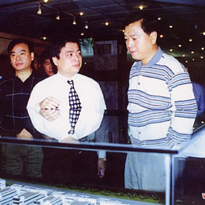 張德江同志照片集            1998年10月24日，時任浙江省委書記的張德江在浙江省一家私人企業考察。