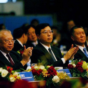 張德江同志照片集            2004年6月2日，時任中央政治局委員、廣東省委書記的張德江參加泛珠三角（泛珠）區域合作與發展論壇。