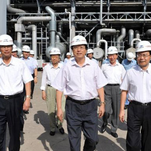 張德江同志照片集            2008年9月2日，中共中央政治局委員、國務院副總理張德江在燕山石化公司考察生產與管理工作。