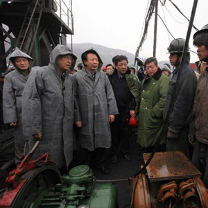 張德江同志照片集            2010年3月29日，中共中央政治局委員、國務院副總理張德江指導王家嶺煤礦透水事故的救援工作。
