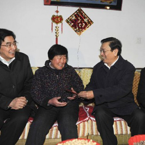 張德江同志照片集            2012年1月18日，中共中央政治局委員、國務院副總理張德江在調研城市和農村社會養老保險制度時，訪問北京市民。