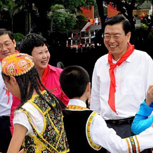 張德江同志照片集            2012年5月30日，中共中央政治局委員、國務院副總理、重慶市委書記張德江看望重慶少年兒童並祝他們節日快樂。