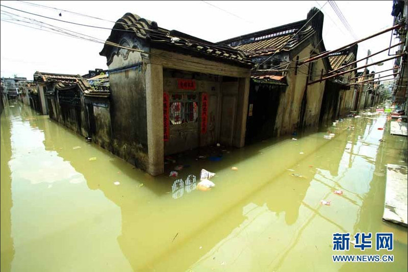 广东汕头潮南区遭强降雨袭击,多个乡镇发生严重洪水灾害。由于上游泄洪、江堤决口、海水返潮等原因,潮南区陈店镇、司马浦镇、峡山街道等地水涝仍未排出,部分村庄被洪水围困已超50个小时,大量群众亟待救援。