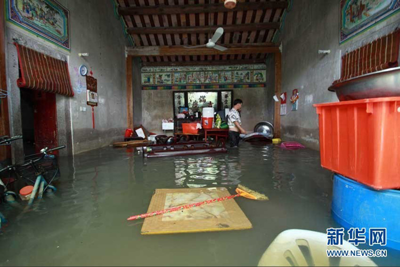 广东汕头潮南区遭强降雨袭击,多个乡镇发生严重洪水灾害。由于上游泄洪、江堤决口、海水返潮等原因,潮南区陈店镇、司马浦镇、峡山街道等地水涝仍未排出,部分村庄被洪水围困已超50个小时,大量群众亟待救援。