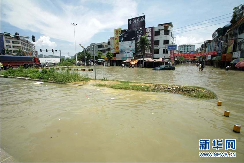 广东汕头潮南区遭强降雨袭击,多个乡镇发生严重洪水灾害。由于上游泄洪、江堤决口、海水返潮等原因,潮南区陈店镇、司马浦镇、峡山街道等地水涝仍未排出,部分村庄被洪水围困已超50个小时,大量群众亟待救援。