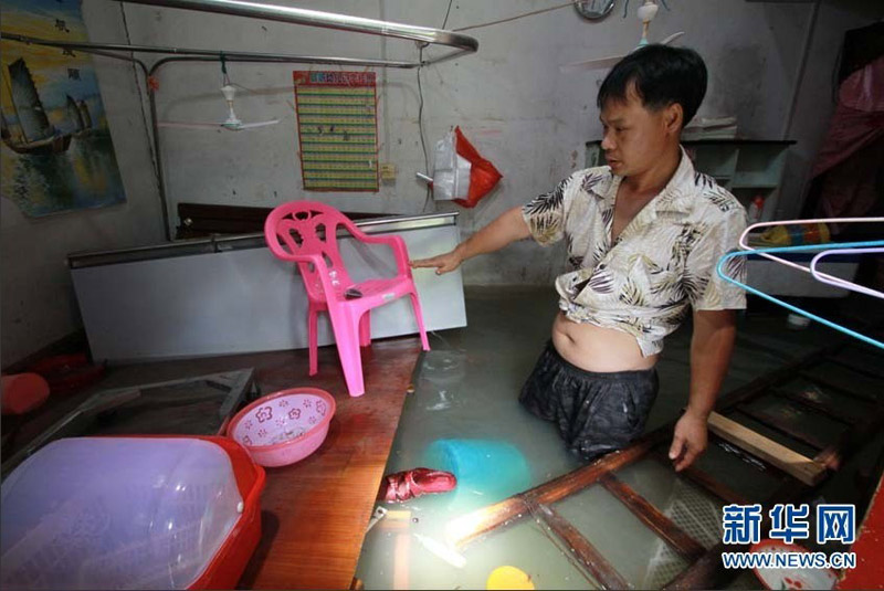 广东汕头潮南区遭强降雨袭击,多个乡镇发生严重洪水灾害。由于上游泄洪、江堤决口、海水返潮等原因,潮南区陈店镇、司马浦镇、峡山街道等地水涝仍未排出,部分村庄被洪水围困已超50个小时,大量群众亟待救援。