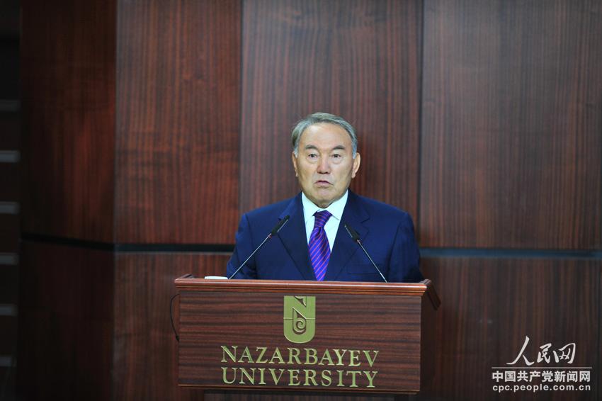 图:哈萨克斯坦总统纳扎尔巴耶夫致辞