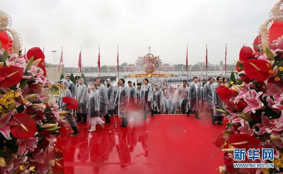 10月1日上午，首都各界代表向人民英雄紀念碑敬獻花籃儀式在北京天安門廣場舉行。這是代表冒雨瞻仰人民英雄紀念碑。 新華社記者劉衛兵攝