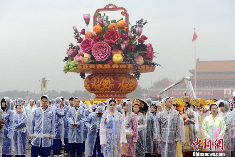 10月1日是中華人民共和國成立64周年，首都各界代表向人民英雄紀念碑敬獻花籃儀式在北京天安門廣場舉行。中新社發 劉震 攝