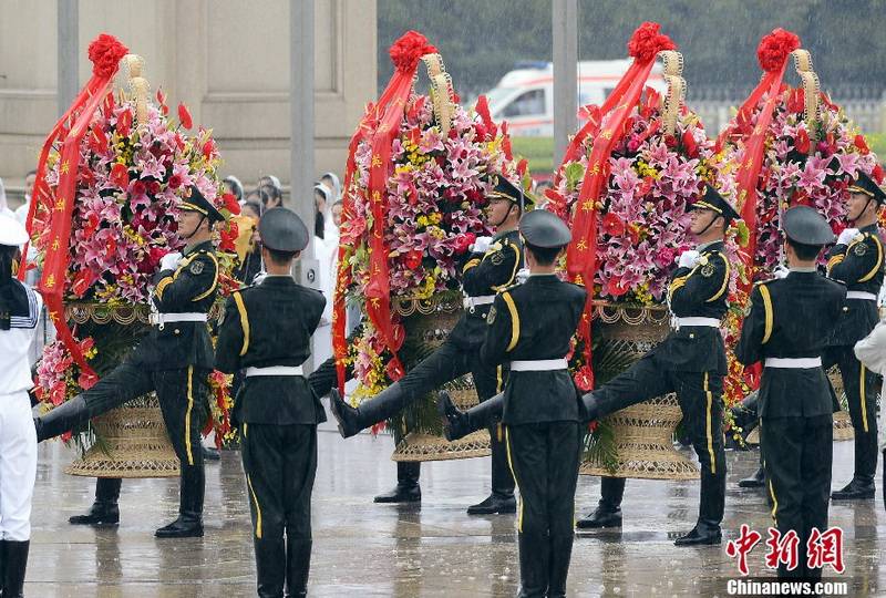 10月1日是中華人民共和國成立64周年，首都各界代表向人民英雄紀念碑敬獻花籃儀式在北京天安門廣場舉行。中新社發 劉震 攝