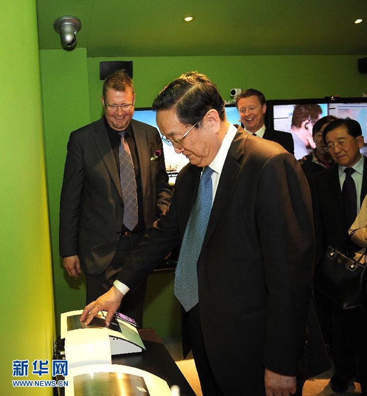 6月4日，全國政協主席俞正聲在瑞典斯德哥爾摩參觀愛立信公司。新華社記者 劉建生 攝