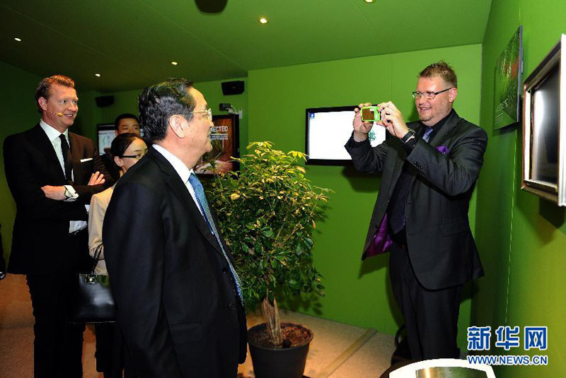 6月4日，全國政協主席俞正聲在瑞典斯德哥爾摩參觀愛立信公司。新華社記者 劉建生 攝