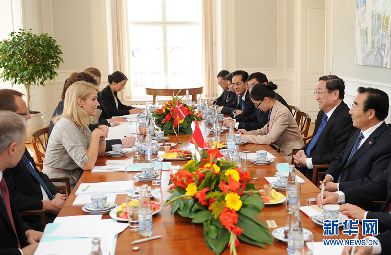 6月6日，正在丹麥進行正式友好訪問的全國政協主席俞正聲在哥本哈根會見丹麥首相托寧－施密特。 新華社記者 李學仁 攝