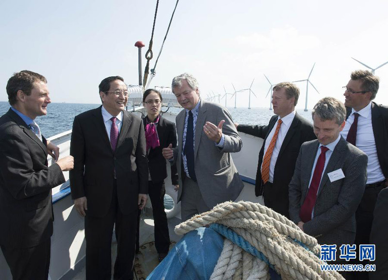 6月7日，中國全國政協主席俞正聲在丹麥哥本哈根參觀米德爾格倫登風電場。 新華社記者 李學仁 攝