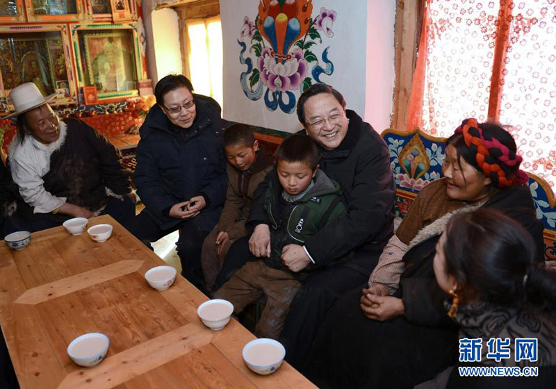 中共中央政治局常委俞正聲近日赴四川省甘孜藏族自治州調研，看望慰問各族干部群眾，就新形勢下進一步做好民族地區工作廣泛聽取意見和建議。這是1月6日上午，剛剛飛抵甘孜州的俞正聲來到康定縣塔公鄉江巴村，看望有著44年黨齡的扎西卓瑪老人（右二）。新華社記者 馬佔成 攝