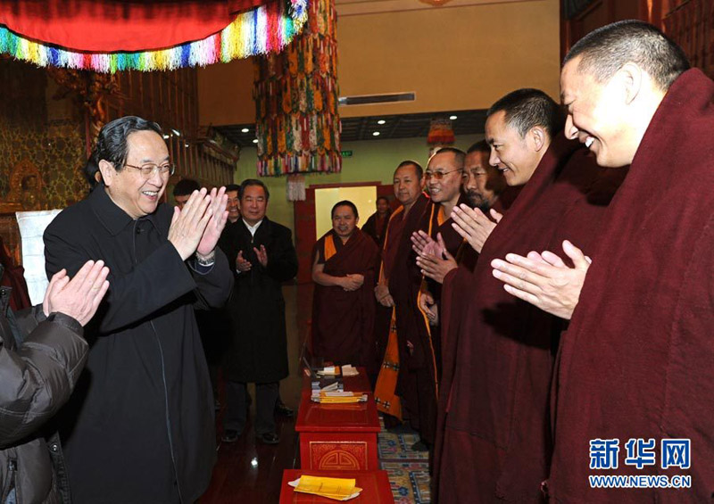 1月21至23日，中共中央政治局常委俞正聲走訪在京的全國性宗教團體，向全國宗教界人士致以新春祝福。這是1月23日，俞正聲在中國藏語系高級佛學院看望學員。新華社記者 饒愛民 攝
