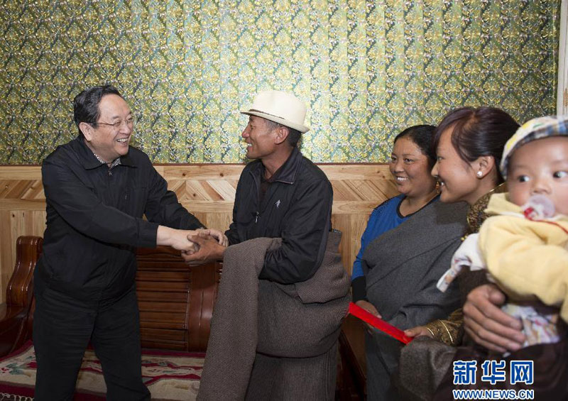  近日，中共中央政治局常委、全國政協主席俞正聲在甘肅甘南藏族自治州調研。這是7月8日，俞正聲在桑科草原游牧民定居點的牧民家中與牧民手拉著手嘮家常。新華社記者李學仁攝 