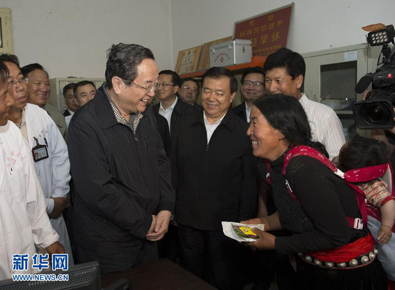  近日，中共中央政治局常委、全國政協主席俞正聲在甘肅甘南藏族自治州調研。這是7月7日，俞正聲在王格爾塘鎮衛生院與藏族群眾親切交談。新華社記者李學仁攝 